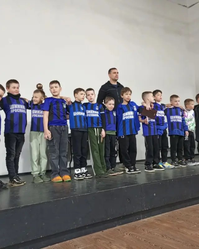 Футбольная форма, ветровки и костюмы для детских составов